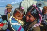 Une Tibétaine qui attend sur la barge la traversée du Tsangpo pour aller à Samye